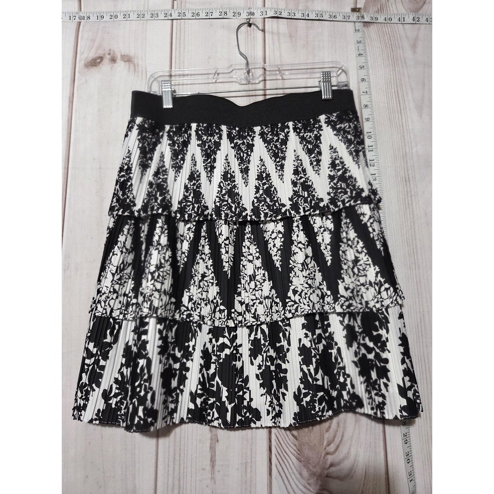 White House Black Market Skirt Womens Medium Black White Pleated‎ Tiered Floral